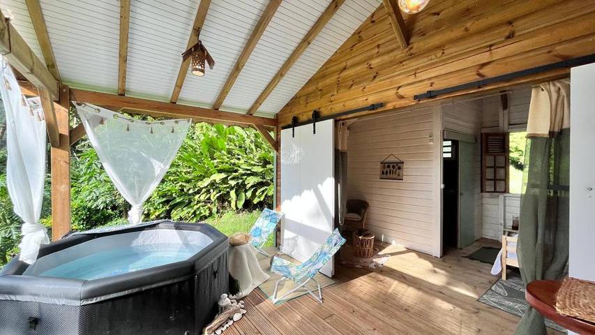 Gîte pour 2 personnes, avec jardin ainsi que terrasse et vue à Gourbeyre - 2