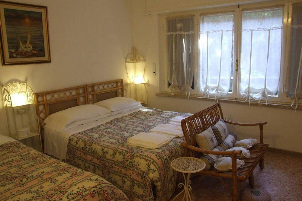 Entire apartment, Bougainvillea 3+2 - One Bedroom Apartment, Sleeps 5 in Marina di Castagneto Carducci, Etruscan Coast