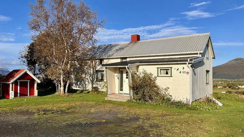 Ferienhaus für 4 Personen, mit Ausblick und Garten sowie Terrasse und Seeblick in Leknes - 4