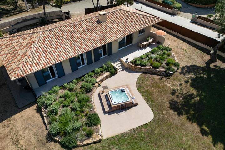 Villa pour 6 personnes, avec jacuzzi ainsi que piscine et jardin