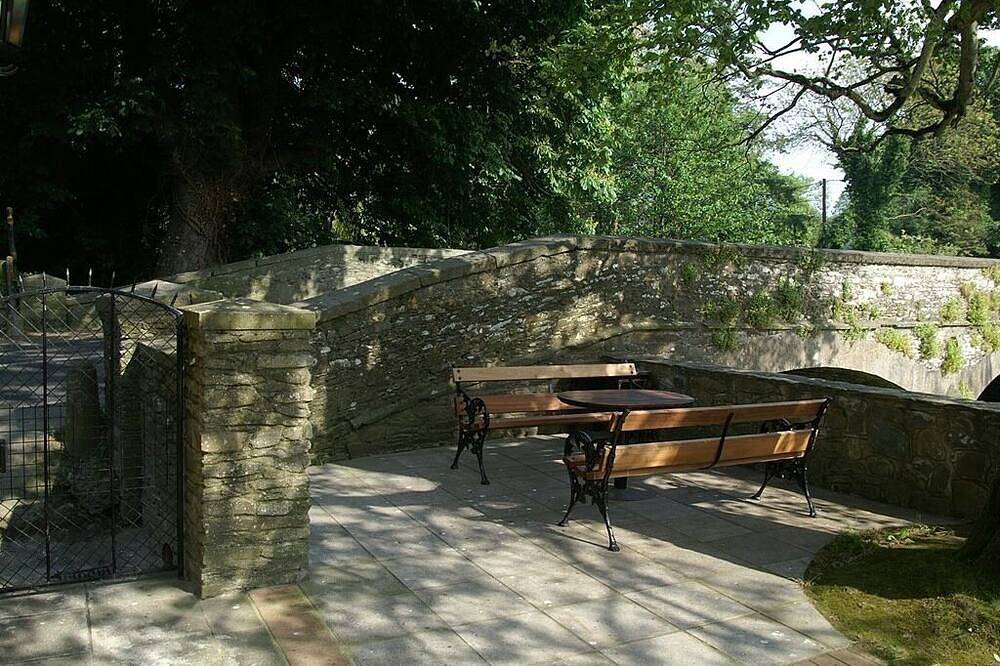 Doppelzimmer-Deluxe-Ensuite mit Bad-Blick auf den Fluss in County Louth