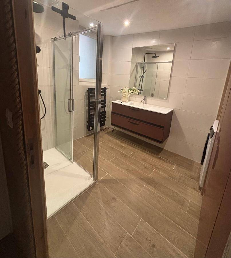 Appartement entier, One-Bedroom Apartment in Le Beausset, Côte méditerranéenne (France)