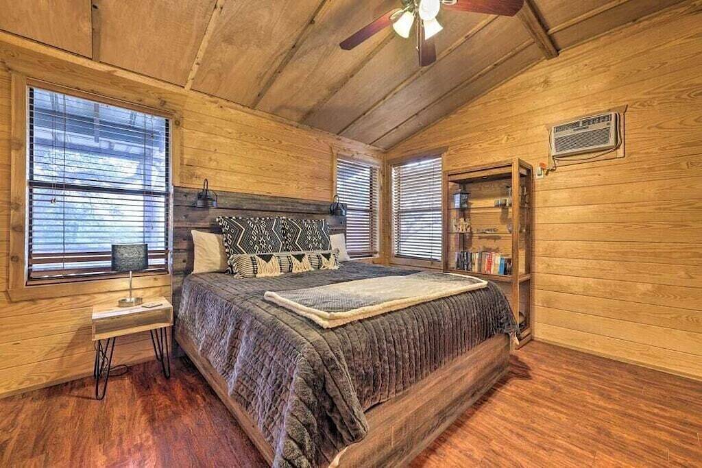 El Sol: Private Cabin with Hot Tub and Amazing Views, 3 mi to Wimberley Square! in Wimberley, Hays County
