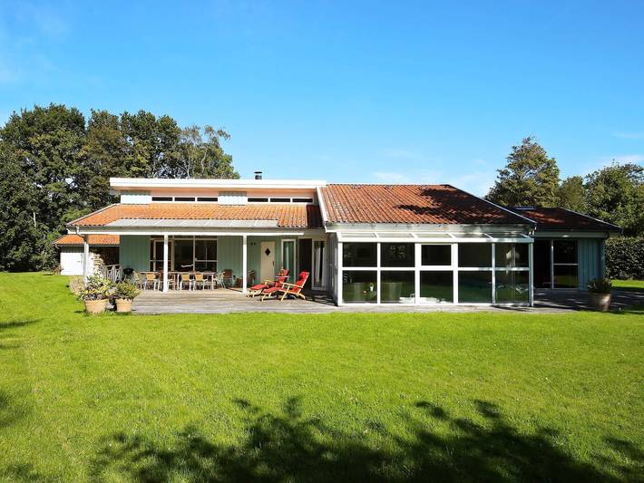 Ferienhaus für 10 Personen, mit Terrasse und Garten sowie Pool und Sauna in Tisvilde
