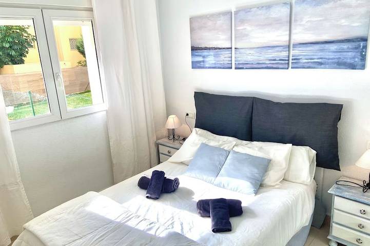 Appartement entier, Ground floor with garden and views 400 meters from the beach in Urbanizacion Calahonda, Mijas