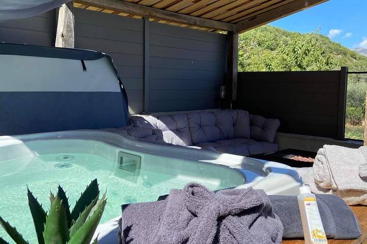 Gîte pour 2 personnes, avec jardin ainsi que terrasse et jacuzzi à Bouyon