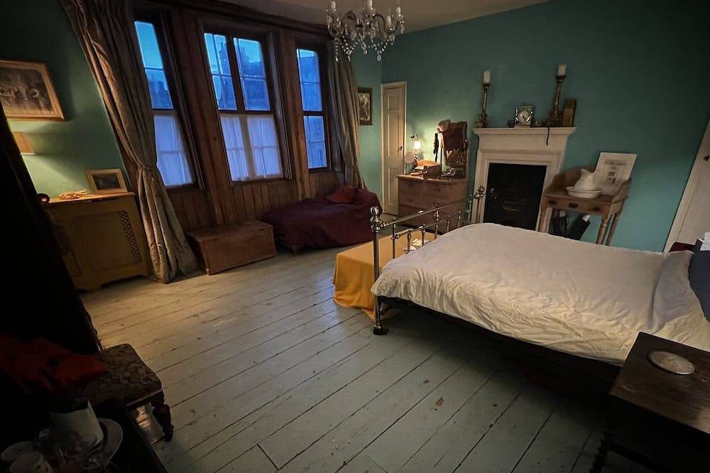 Central Bath,18th Century Georgian Rooms, Large Bedroom with Roll-Top bathroom in Bath, Bath & North East Somerset