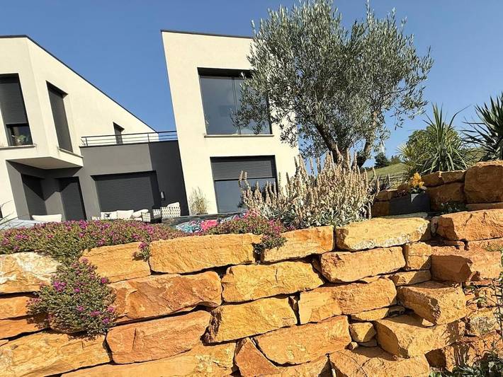 Gîte pour 3 personnes, avec Terrasse ainsi que Jardin et Vue dans Chambost-Allières