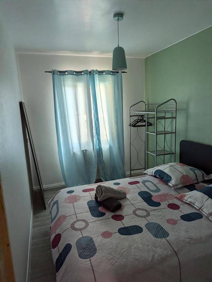 Appartement entier, One-Bedroom Apartment in Fleury-les-Aubrais, Région d'Orléans