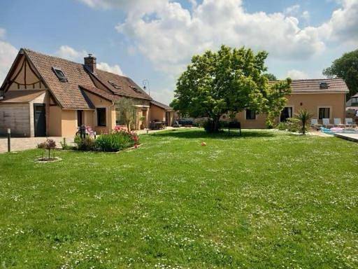 Location de vacances pour 8 personnes, avec Jacuzzi ainsi que Terrasse et Piscine à Cierrey