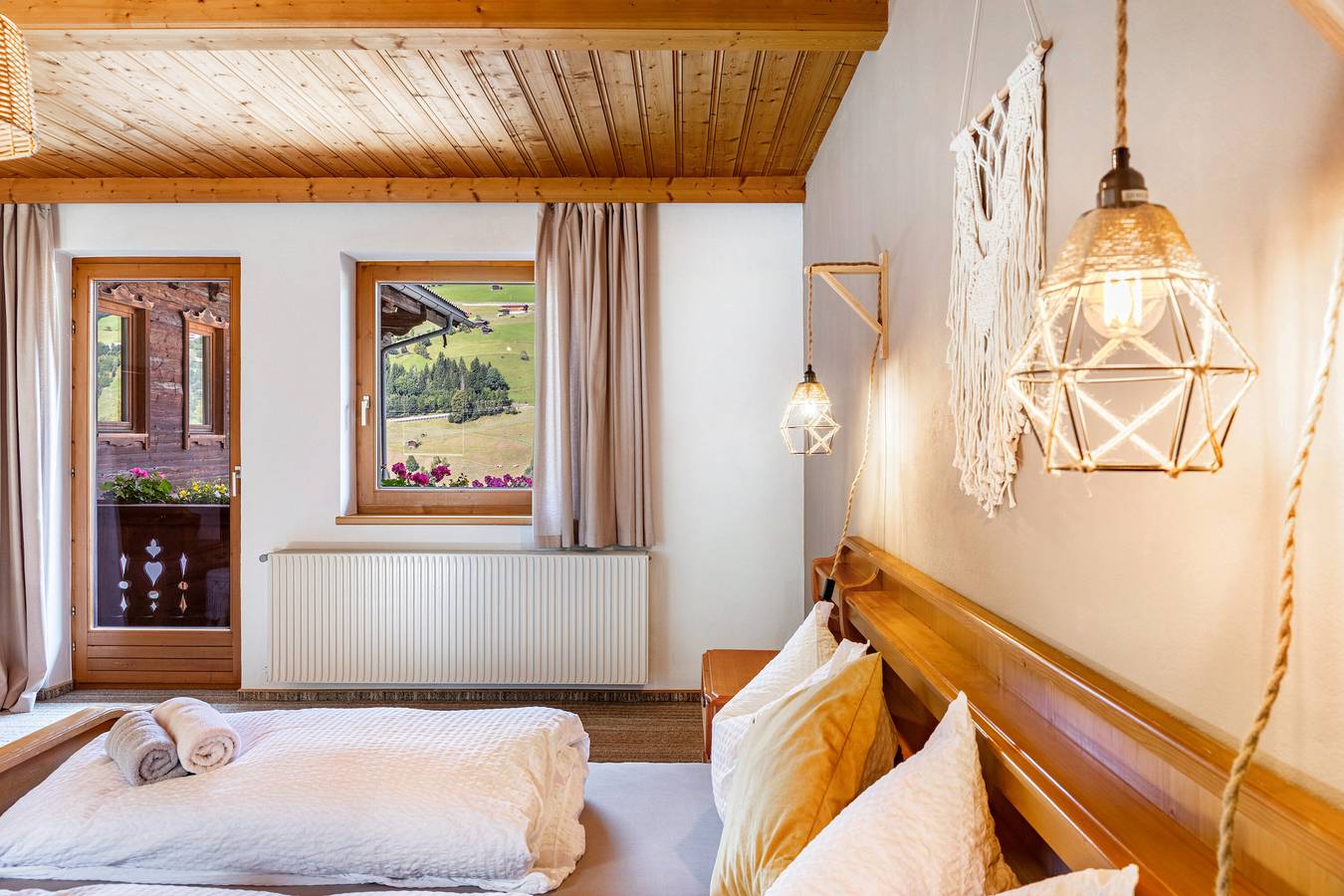 Zimmer '16 En Suite' mit Bergblick, gemeinsamer Terrasse und Wlan in Hainzenberg, Zillertaler Alpen