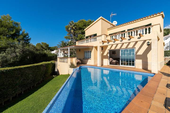 Villa Panorama familiar con vistas al mar, Wi-Fi, balcón, jardín, terrazas y piscina in Sant Jaume, Municipio de Alaior