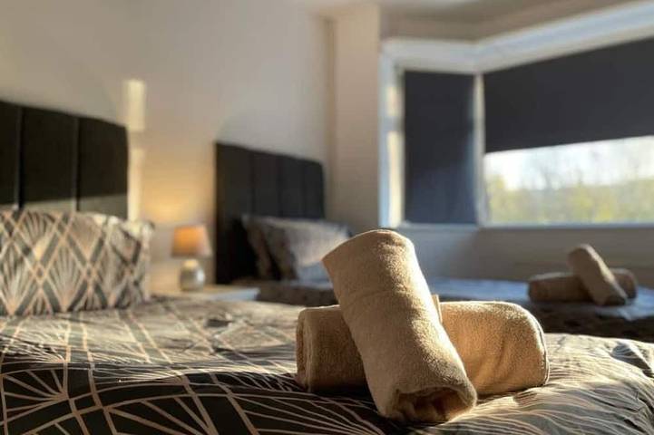 Clean and Secure Contractor Housing *free parking* in Luton, Chiltern Hills