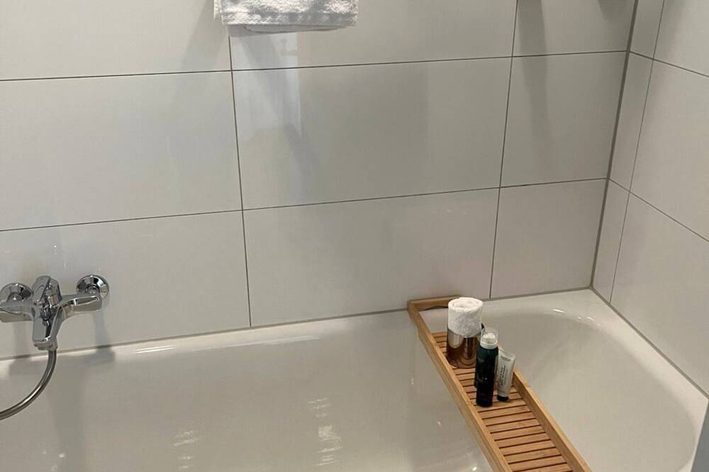 Appartement entier, Old Town apt w/ art 10min to mainstation, 5min to lake, w/ washer & dryer in Zurich, District de Zurich