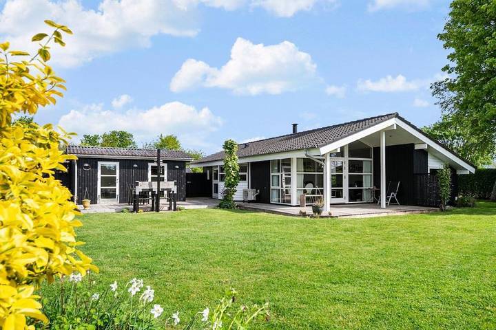 Ferienhaus für 6 Personen, mit Terrasse und Garten in Dyngby Strand