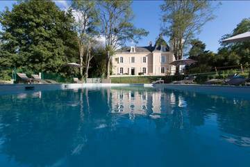 Cottage pour 16 personnes, avec terrasse ainsi que vue et piscine à Bourrou