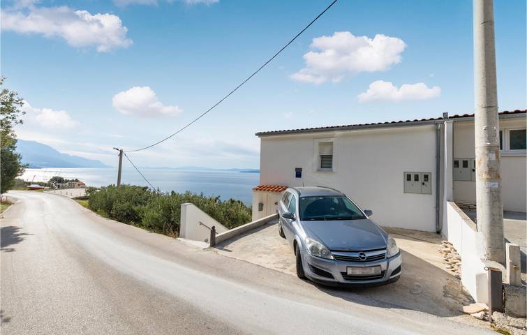 Ganze Ferienwohnung, Gemütliche Wohnung mit Terrasse, WLAN und Parkplatz, 1,5 km vom Strand entfernt in Pisak, Omis-Riviera