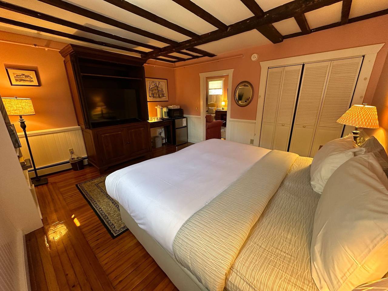 Ganze Wohnung, Exposed Beam One Bedroom Suite Downtown Newport in Newport, Newport County