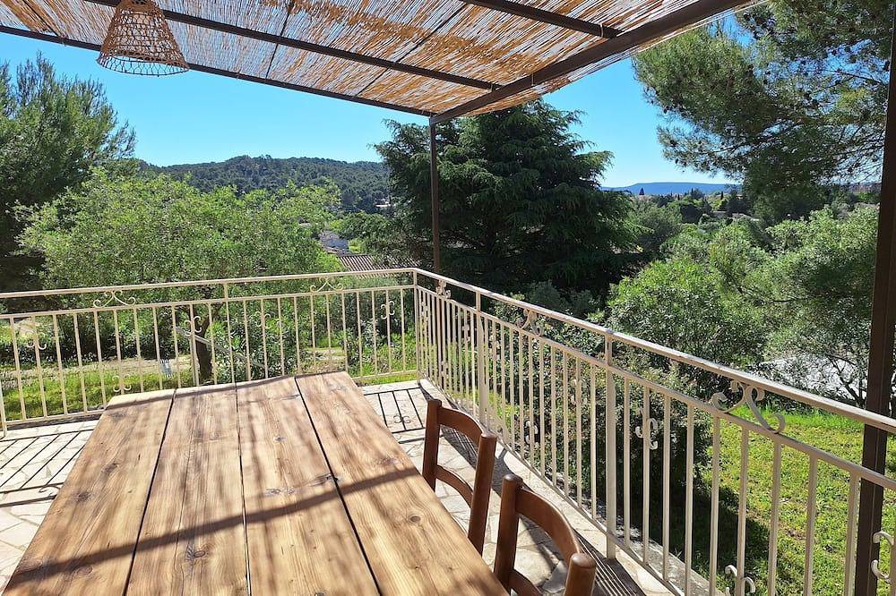 Large air-conditioned villa on the outskirts of Beaucaire. in Beaucaire, Nimes region