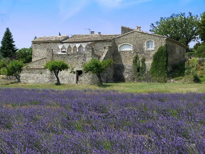 Maison d’hôte pour 2 personnes, avec piscine ainsi que vue et terrasse