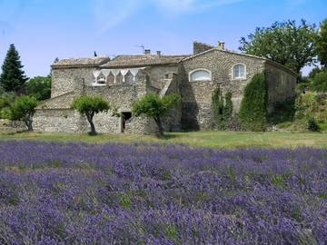 Gîte pour 2 personnes, avec terrasse ainsi que vue et piscine à Réauville