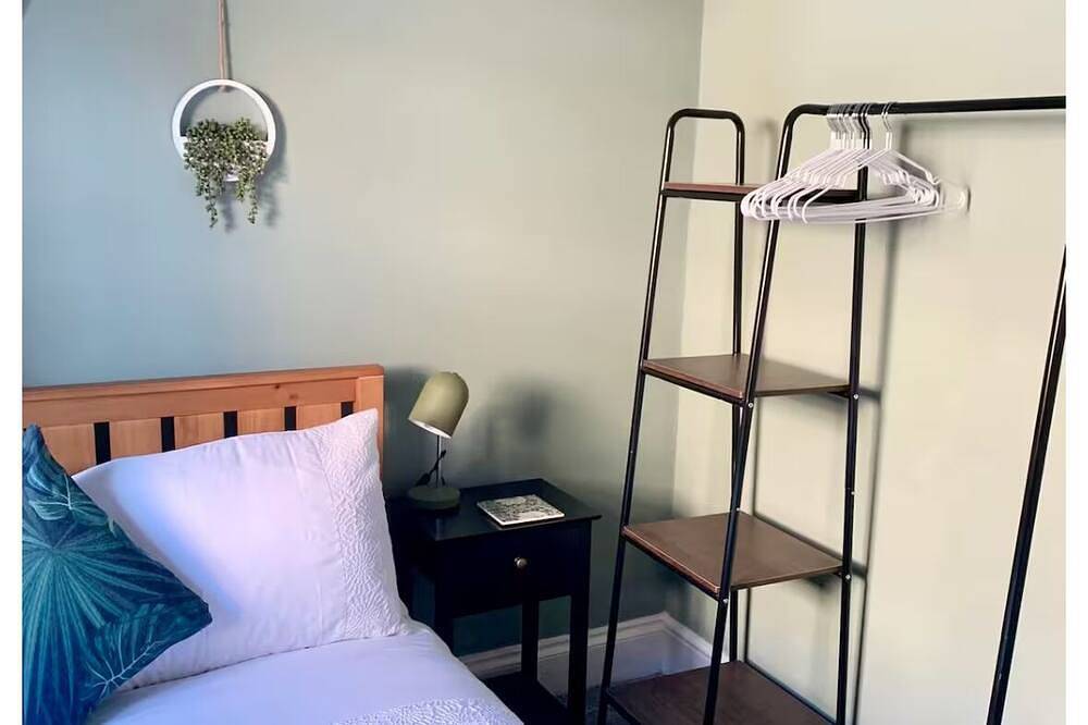 Apartamento entero, Encantador apartamento de 2 dormitorios junto a la estación de Worthing, cerca de la ciudad y del paseo marítimo. in Worthing, Sussex Occidental
