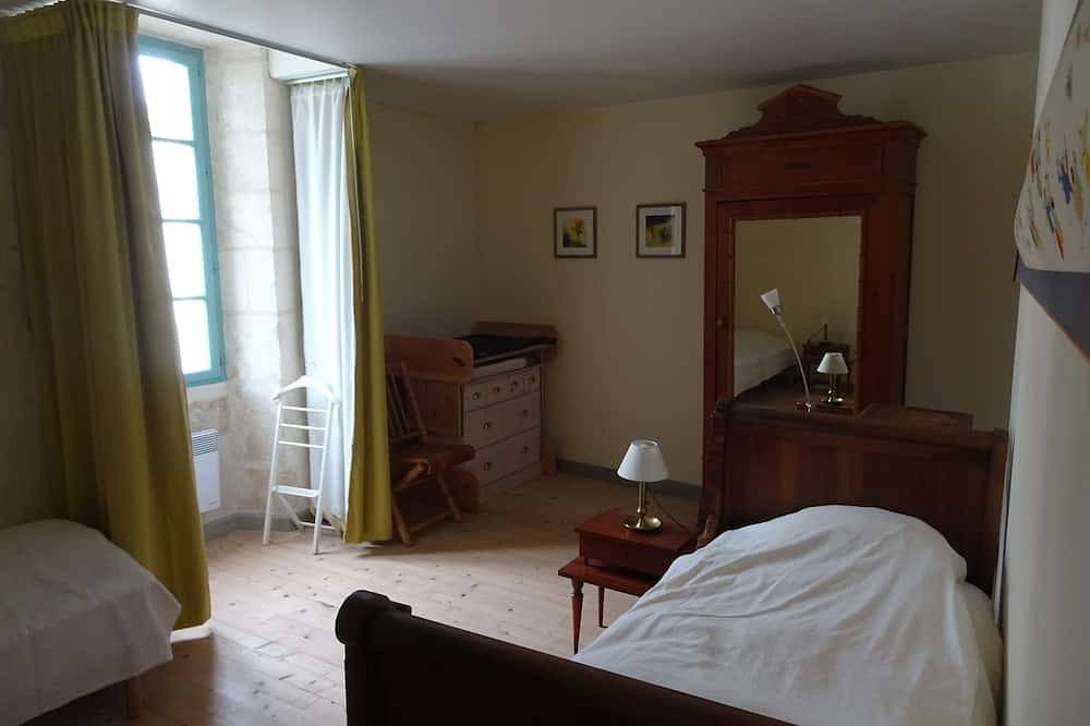 Grande maison de bourg de charme (Xvi°) jardin privatif avec piscine. 15mn plage in Saint-Just-Luzac, Côte de Beauté