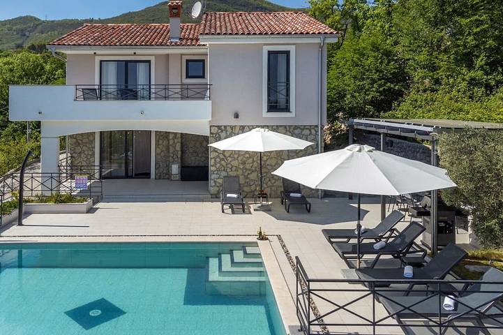 Ferienhaus für 8 Personen, mit Garten und Pool sowie Terrasse