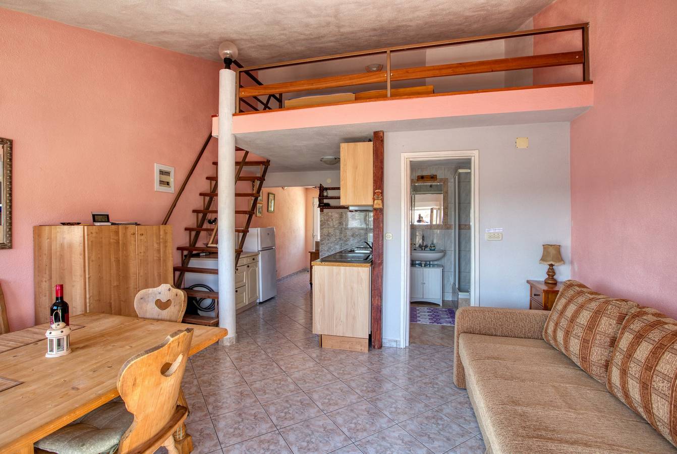 Ganze Wohnung, 1-Zimmer-Ferienwohnung am Strand Bucht Kalebova Luka, Rogoznica -a in Razanj, Šibenik-Knin