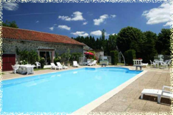 Location de vacances pour 4 personnes, avec piscine et terrasse ainsi que jardin et vue à Bonnac-la-Côte - 4