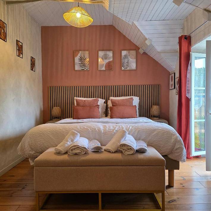 Location de vacances pour 2 personnes, avec Terrasse et Jardin ainsi que Piscine et Vue à Guilligomarc'h
