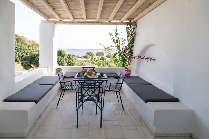 Villa for 4 people, with terrace and ocean view as well as garden in Paros