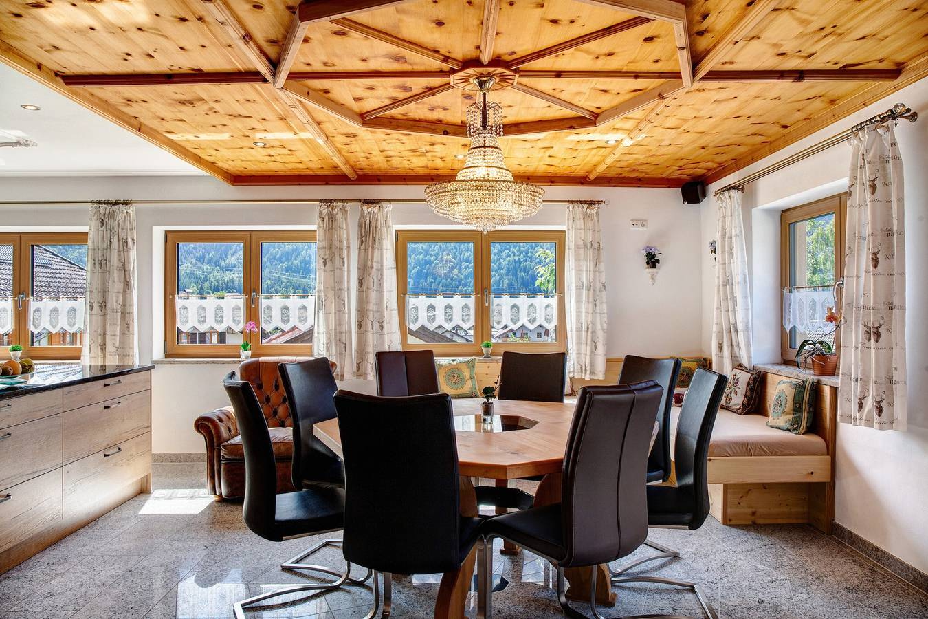 Ganze Wohnung, Ferienwohnung Lapislazuli mit Bergblick, privater Terrasse und Wlan in Mittenwald, Bayerische Alpen