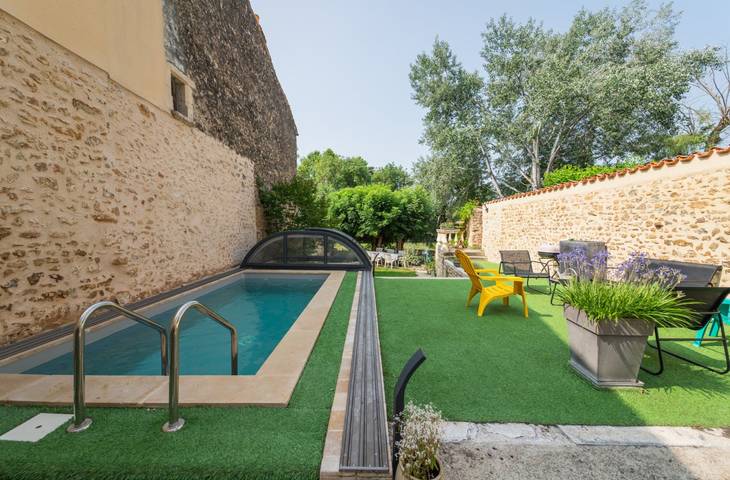 Gîte pour 8 personnes, avec piscine ainsi que terrasse et jardin