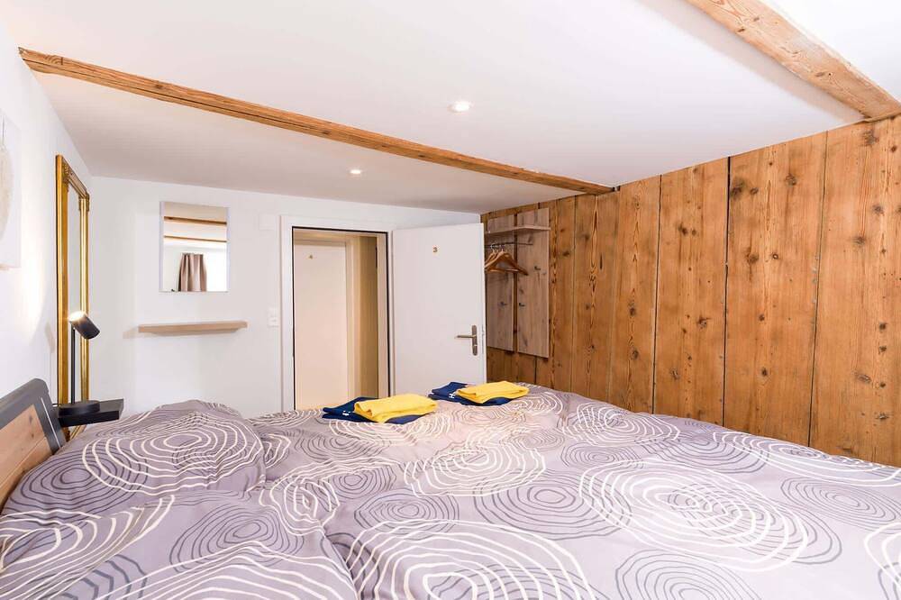 Helles Doppelzimmer in Glarus, 10min zum Walensee in Näfels, Glarus Nord