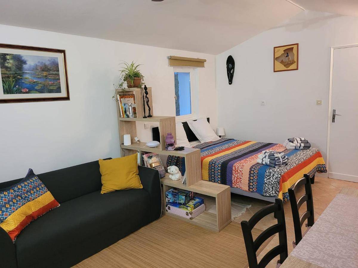 Appartement entier, Studio in La Crau, Côte méditerranéenne (France)
