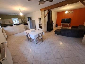 Gîte pour 15 personnes, avec vue et terrasse à Montazeau