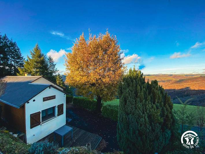 Location de vacances pour 4 personnes, avec jardin ainsi que vue et terrasse à Sénergues