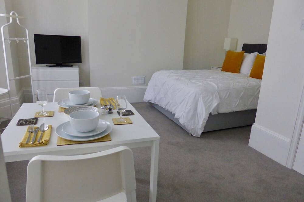 Entire apartment, Stylish studio apartment in central Hove. in Hove, Brighton