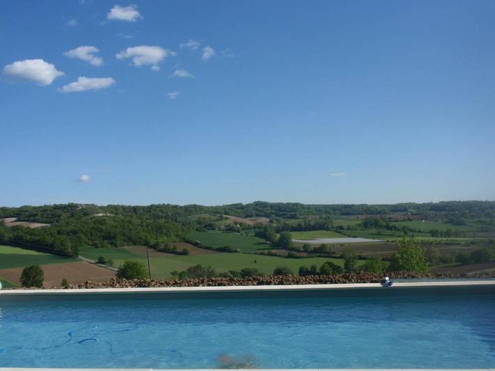 Location de vacances pour 2 personnes, avec Terrasse ainsi que Piscine et Vue à Tréjouls
