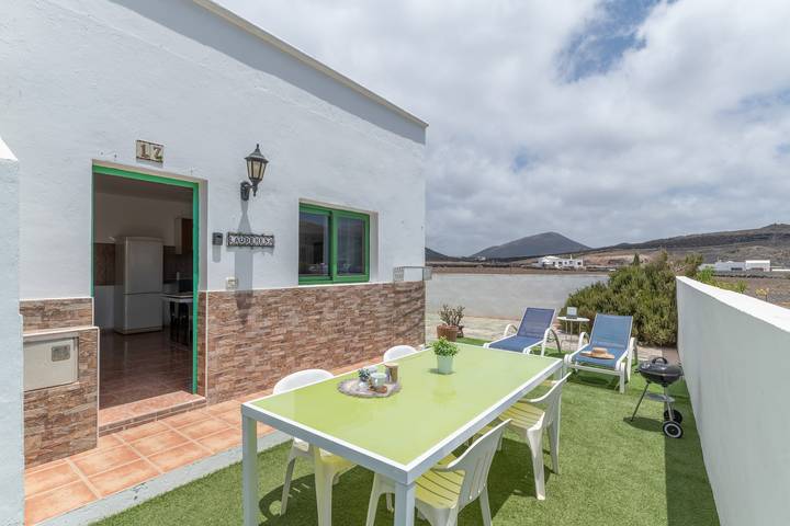 Entire apartment, La Dehesa Vacation Apartment with Mountain Views and Wi-Fi in Uga, Yaiza