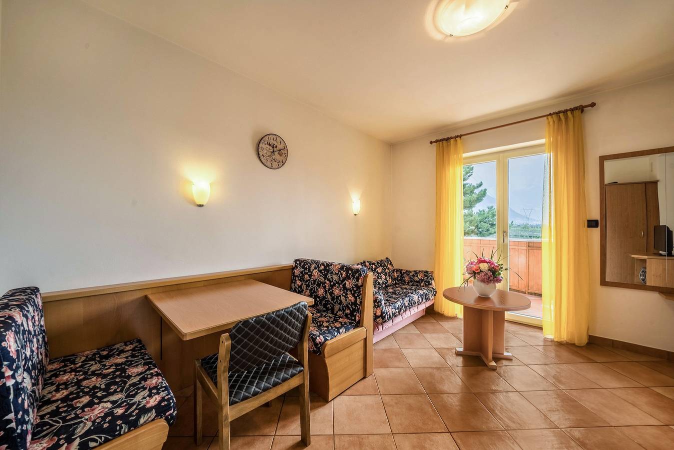 Entire apartment, Apartment 'Weinsepphof 2' with Mountain View, Pool, Wi-Fi, Garden & Balcony in Lana di Mezzo, Lana