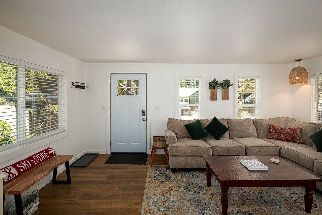 Pet Friendly Cabin Close to Beach & Slopes, Live Like a Local in Kings Beach, Placer County