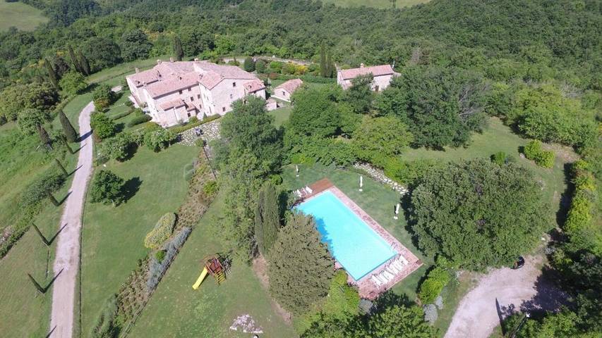 Casa vacanza per 8 persone, con panorama e piscina nonché giardino, con animali domestici in Sarteano