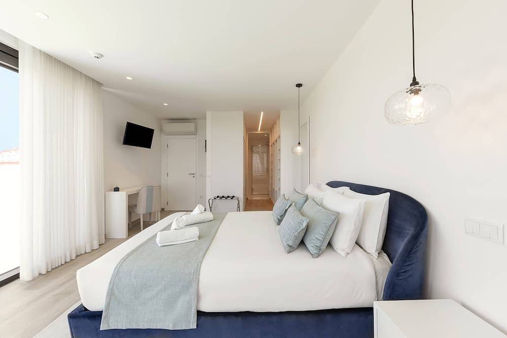 Lux House - Exclusive Retreat w/ Pool & View in Leiria, Pousos, Barreira e Cortes, Leiria