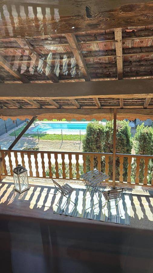 Maison d’hôte pour 2 personnes, avec Terrasse ainsi que Jardin et Piscine à Pérouges