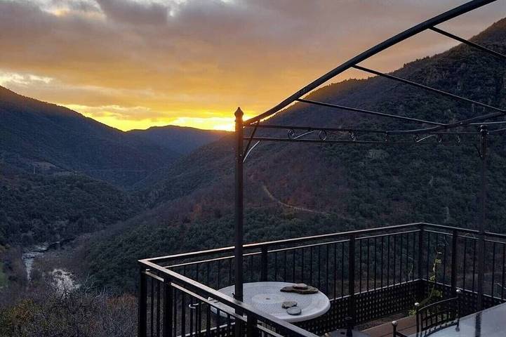 Location de vacances pour 4 personnes, avec terrasse à Pied-de-Borne