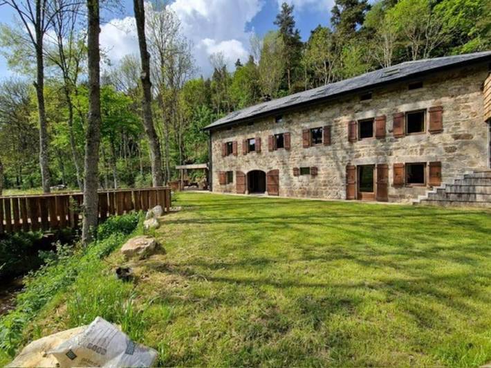 Location de vacances pour 15 personnes, avec Jacuzzi et Terrasse ainsi que Jardin et Piscine à Tence
