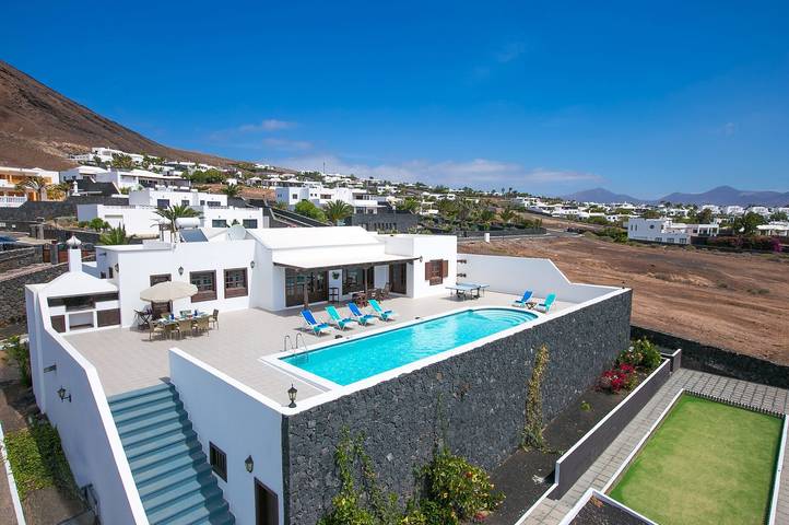 Chalet Casa Paula met zee- en bergzicht, zwembad, tuin & Wi-Fi in Playa Blanca, Yaiza
