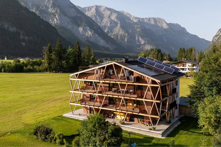 Ferienwohnung für 2 Personen, mit Balkon und Terrasse sowie Garten und Pool in Leutasch